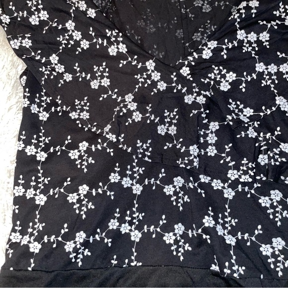 Nwt Roommates white Floral Top ruffle Bodysuit Size X-Large black v-neck button - Picture 5 of 10